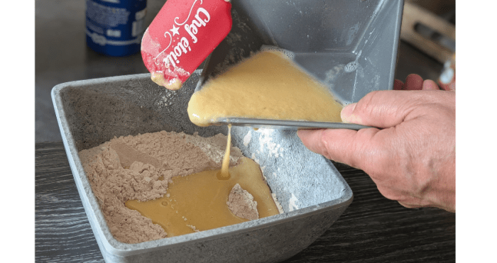 m&eacute;lange des ingr&eacute;dients &agrave; la spatule