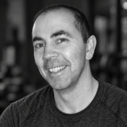 cropped portrait souriant en noir et blanc.png